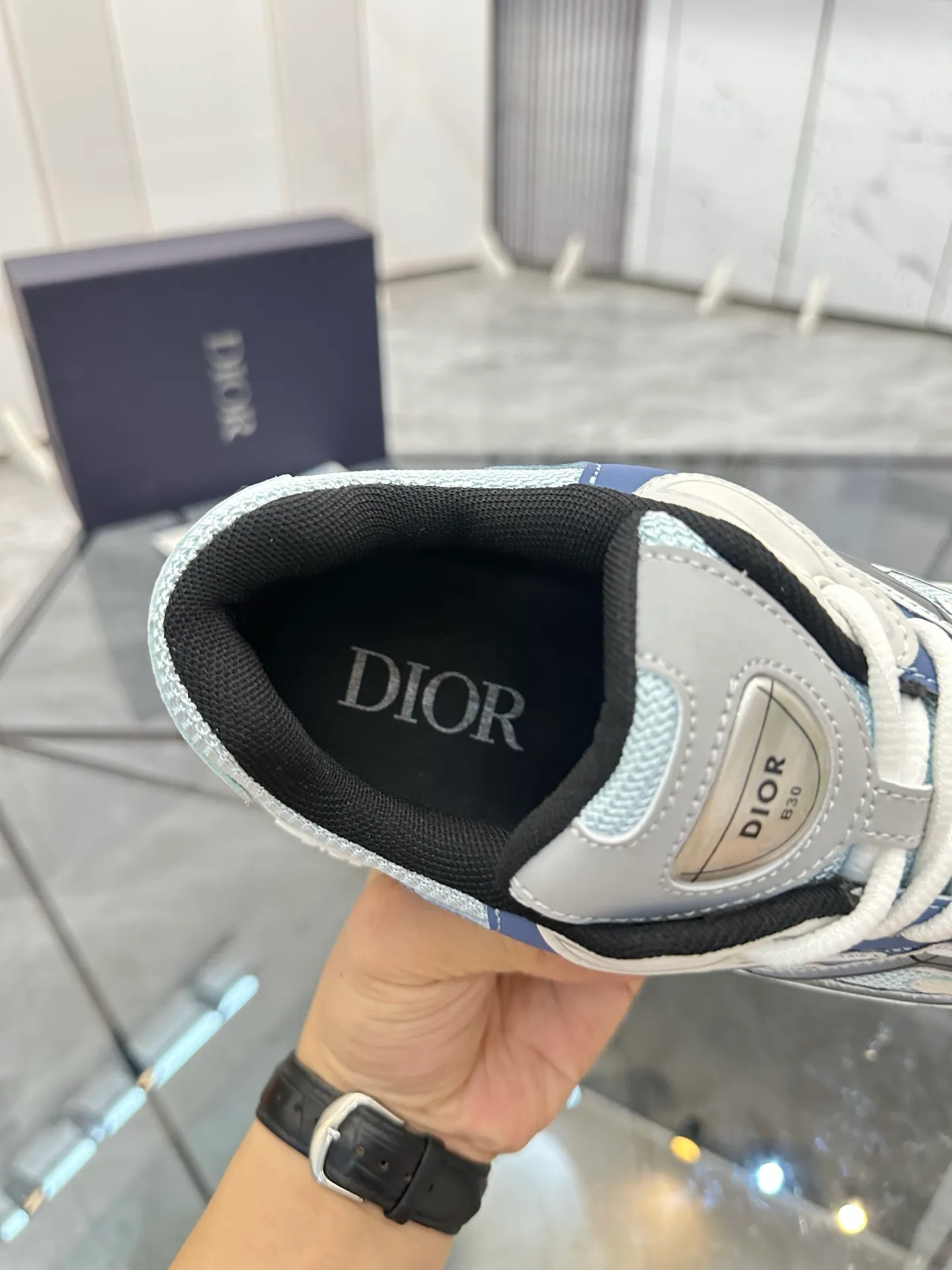 Men's shoes: 💰P400¥ Available in Guangzhou Product trademark: Dior* "Dior*" low-top casual shoes Regular size: 35-46 (can be customized to 47) Couple style Product materials: Upper imported cowhide stitched with original fabric, breathable lining, ultra-light foam original outsole. No.: 007